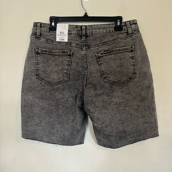 NWT Time and Tru Gray Jean Shorts Distressed Cut-Off Style 8.5 inseam Size 12 - Picture 2 of 8